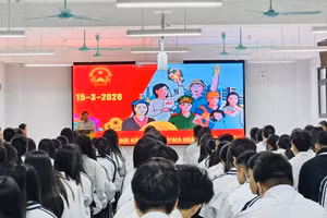 Buổi sinh hoạt chuyên môn lan tỏa trách nhiệm công dân tại Trường THPT Chuyên Tuyên Quang.