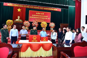 Bí thư tỉnh Tuyên Quang kiểm tra công tác chuẩn bị bầu cử tại một số địa phương. (Ảnh: CTTTQ)