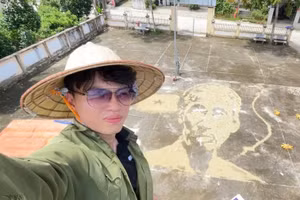 Phạm Xuân Ngọc tạo hình Bác Hồ từ lúa.