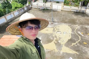 Phạm Xuân Ngọc tạo hình Bác Hồ từ lúa.