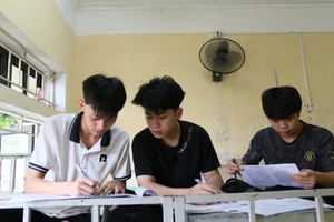 Các em học sinh Trường Trung cấp Dân tộc nội trú Nghĩa Lộ ôn tập tại ký túc xá.