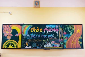 Các em học sinh Trường THPT Tân Trào thể hiện tình yêu trường lớp thành những bức tranh trên bảng.