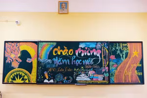 Các em học sinh Trường THPT Tân Trào thể hiện tình yêu trường lớp thành những bức tranh trên bảng.