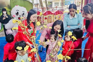 Cô và trò Trường MN Hoa Sen, phường Hà Giang 1, Tuyên Quang.