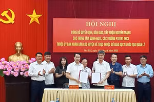 Ông Luyện Hữu Chung, Giám đốc Sở GD&ĐT Yên Bái và ông Hoàng Mạnh Hà, Chủ tịch UBND huyện Lục Yên ký biên bản bàn giao.