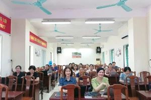 Giáo viên Trường THPT Nguyễn Huệ (TP Yên Bái) miệt mài trong việc "Bình dân học AI", nâng cao trình độ ứng dụng công nghệ thông tin.