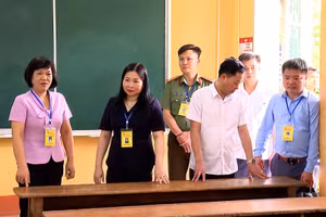 Bà Vũ Thị Hiền Hạnh, Phó Chủ tịch UBND tỉnh Yên Bái, Trưởng BCĐ Kỳ thi tốt nghiệp THPT 2025 kiểm tra tại huyện Văn Yên.