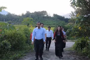 Bộ trưởng Bộ GD&ĐT Nguyễn Kim Sơn thăm khu di tích Bộ Quốc gia Giáo dục tại Tuyên Quang.