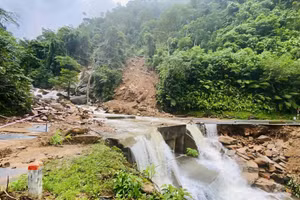 Tuyến đường tại xã Lùng Tám bị sạt lở gây chia cắt.