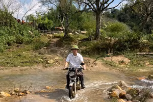 Phương tiện liên lạc khó khăn Trưởng phòng GD&ĐT huyện Mù Cang Chải cùng các lãnh đạo huyện trực tiếp đi gọi học sinh đến trường.