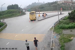 Xe khách dừng đỗ, "nhồi" khách tại nút giao IC12 cao tốc Nội Bài - Lào Cai.