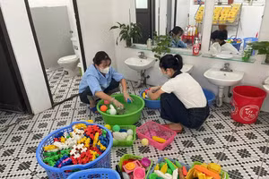 Các cô giáo Trường Mầm non Kim Phú, phường Minh Xuân vệ sinh đồ chơi của các em học sinh.
