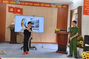 Các cô giáo được thực hành, nâng cao kỹ năng thoát nạn.