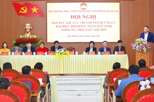 Ông Phan Huy Ngọc, Chủ tịch UBND tỉnh Tuyên Quang tiếp xúc cử tri tại xã Ngọc Đường. (Ảnh: Duy Tuấn)