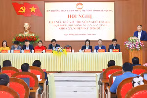 Ông Phan Huy Ngọc, Chủ tịch UBND tỉnh Tuyên Quang tiếp xúc cử tri tại xã Ngọc Đường. (Ảnh: Duy Tuấn)