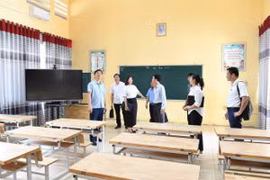 Đoàn kiểm tra do ông Vũ Đình Hưng, Giám đốc Sở GD&ĐT Tuyên Quang làm trưởng Đoàn.