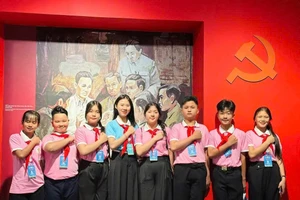 Em Vũ Minh Hằng (thứ 4 từ phải qua).