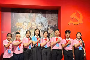 Em Vũ Minh Hằng (thứ 4 từ phải qua).