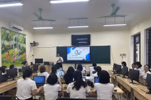 Bà Trần Thị Thành, Phó Hiệu trưởng Trường Tiểu học Bình Thuận làm báo cáo viên ứng dụng AI vào dạy học. (Ảnh: Lan Hương)