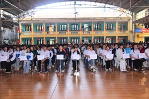 Các em học sinh tham gia lễ khai mạc Kỳ thi chọn học sinh giỏi cấp tỉnh.