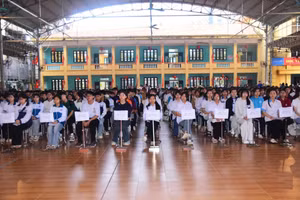 Các em học sinh tham gia lễ khai mạc Kỳ thi chọn học sinh giỏi cấp tỉnh.