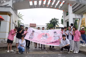 Sự cổ vũ nhiệt tình, đầy sức trẻ của nhóm thanh niên cho các "sĩ tử".