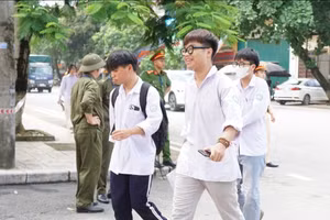 Các thí sinh Yên Bái đến làm thủ tục thi ngày 25/6.