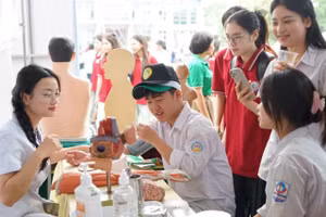 Định hướng nghề nghiệp cho các học sinh trong Ngày hội tư vấn tuyển sinh, hướng nghiệp tại Trường ĐH Tân Trào.