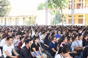 Các thí sinh tham dự kỳ tuyển dụng viên chức ngành Giáo dục tại Tuyên Quang.