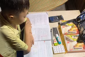 Em Vương Văn Vũ bên góc học tập.