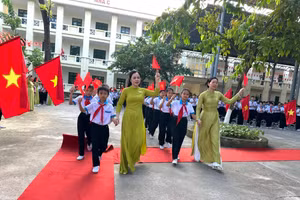 Cô và trò tại Tuyên Quang hân hoan trong ngày khai trường.