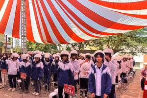 1.300 mũ bảo hiểm được trao tặng các em học sinh. (Ảnh: NTCC)