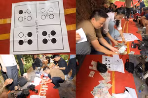 Các con bạc tổ chức chơi xóc đĩa trên đồi quế tại huyện Bảo Thắng, Lào Cai. (Ảnh: Quỳnh Trang)