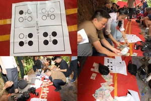 Các con bạc tổ chức chơi xóc đĩa trên đồi quế tại huyện Bảo Thắng, Lào Cai. (Ảnh: Quỳnh Trang)
