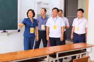 Đoàn công tác của Ban Chỉ đạo Kỳ thi tốt nghiệp THPT Yên Bái kiểm tra tại huyện Lục Yên. (Ảnh: Khắc Điệp)