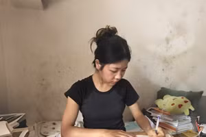 Nguyễn Thị Quỳnh Liên trong không gian học tập của mình.