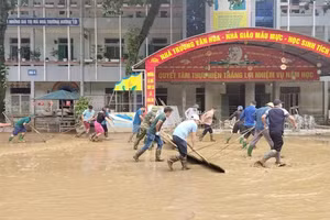 Hoạt động dọn dẹp bùn đất tại các trường bị ngập lụt. (Ảnh: ĐVCC)