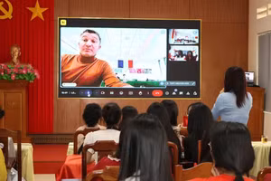 Tiết học "xuyên biên giới" của trường THPT Nguyễn Huệ với các học sinh và giáo viên nước Đức.