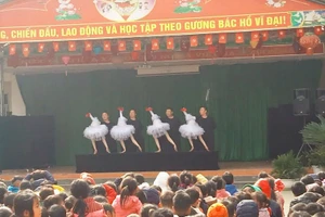 Các nghệ sĩ biểu diễn múa rối cho các em học sinh.