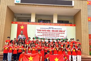 Học sinh trường THPT Nguyễn Huệ "Tự hào truyền thống - Vững bước tương lai".