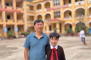 Chang A Da và thầy giáo chủ nhiệm Bùi Ngọc Tân.