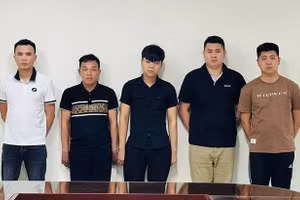 Nhóm lừa đảo chiếm đoạt tải sản bị khởi tố. (Ảnh: Công an Lào Cai cung cấp)