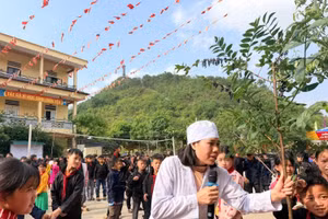 Cách tuyên truyền trực quan, sinh động giúp học sinh vùng cao dễ tiếp thu.