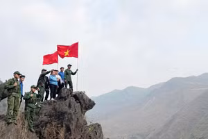 Lực lượng thanh niên tuần tra biên giới tại Đồng Văn.