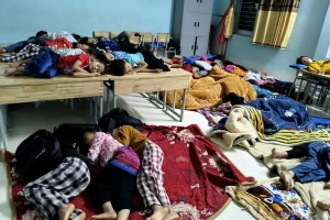 Các em học sinh được sơ tán đến nơi an toàn.