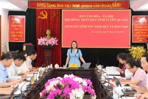 Bà Hùng Thị Giang, Trưởng Ban Văn hóa- Xã hội, Trưởng Đoàn giám sát làm việc với Sở GD&ĐT tỉnh Tuyên Quang.