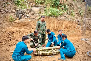Quả bom được tiếp nhận và đưa ra khỏi vùng dân cư. (Ảnh: Mỹ Vân)