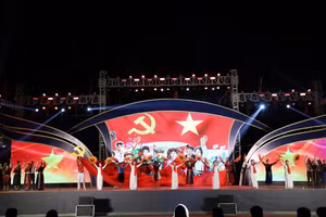 Văn nghệ khai mạc "Hội thi tuyên truyền lưu động toàn quốc" tại Tuyên Quang.