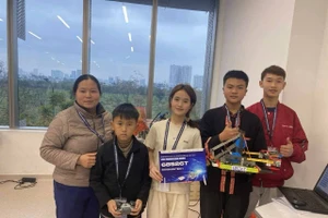 Cô giáo Vàng Thị Dính bên các học trò của mình.