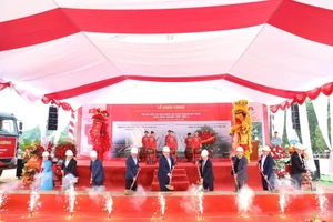 Ông Phan Huy Ngọc, Chủ tịch UBND tỉnh Tuyên Quang thực hiện nghi lễ khởi công dự án. (Ảnh: Thanh Phúc)